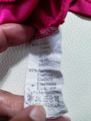 Top rosa con drappeggio e anello