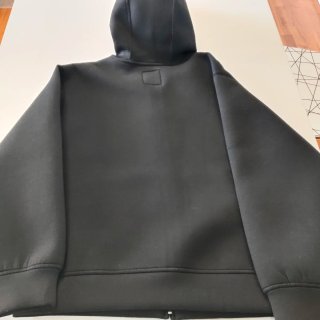 Sudadera negra efecto neopreno con capucha