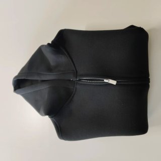Sudadera negra efecto neopreno con capucha