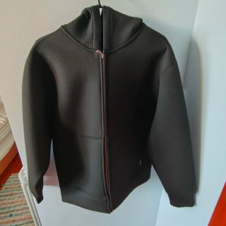 Sudadera negra efecto neopreno con capucha