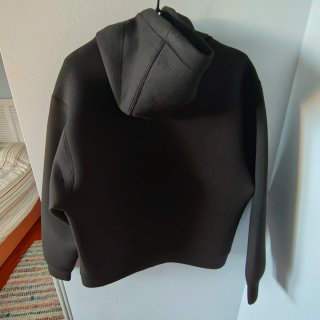 Sudadera negra efecto neopreno con capucha