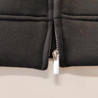 Sudadera negra efecto neopreno con capucha