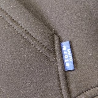 Sudadera negra efecto neopreno con capucha
