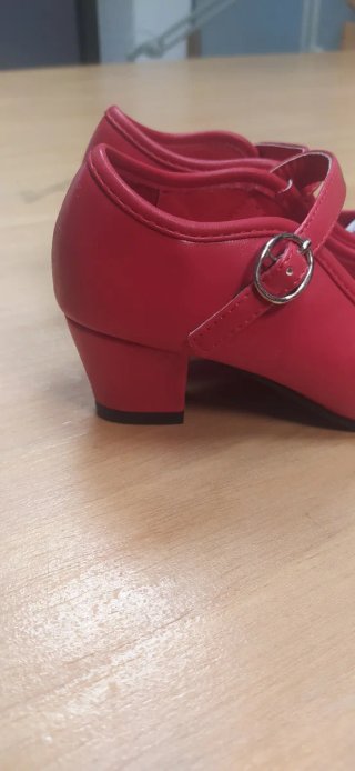 Zapatos rojos talla 28 sin estrenar