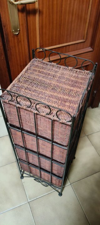Cajonera de mimbre con estructura metálica