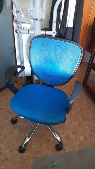 Escritorio de oficina madera. Pack silla y mesa.