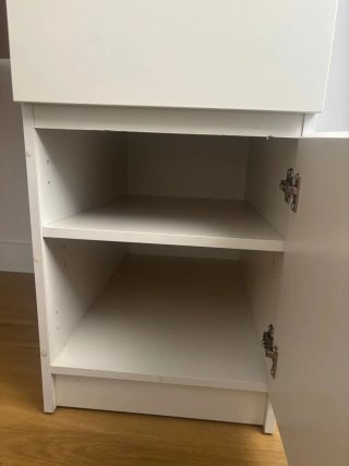 Escritorio blanco con cajones y silla
