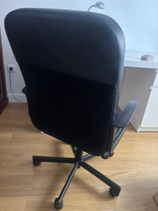 Escritorio blanco con cajones y silla
