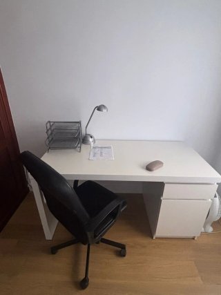 Escritorio blanco con cajones y silla