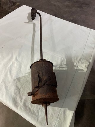 Antica lampada a olio arrugginita