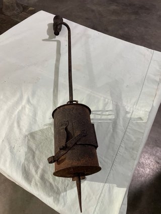 Antica lampada a olio arrugginita