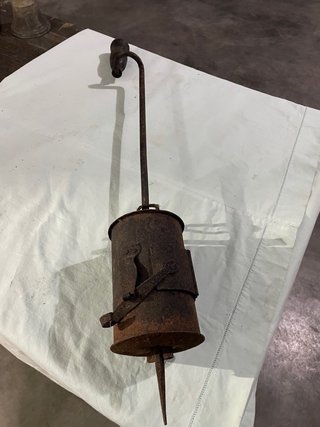 Antica lampada a olio arrugginita