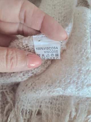 Sciarpa viscosa con piume e perline