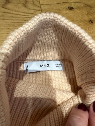 Jersey canalé cuello alto con botones salmón