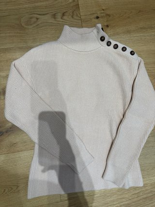 Jersey canalé cuello alto con botones salmón