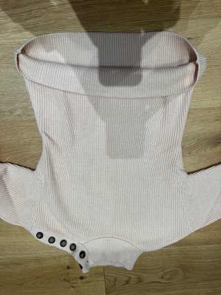 Jersey canalé cuello alto con botones salmón