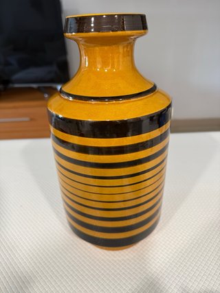 Jarrón de cerámica rayado amarillo y marrón