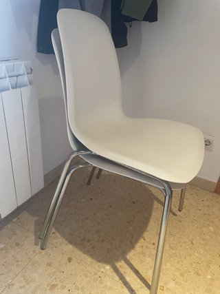 4 Sillas Plástico blanco  Patas Aluminio