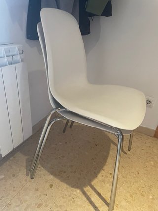 4 Sillas Plástico blanco  Patas Aluminio