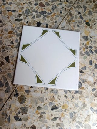 Azulejo blanco con diseño geométrico. 15x15