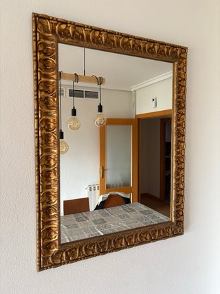 Espejo de pared dorado con marco tallado