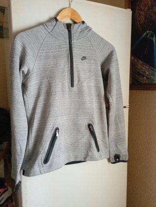 Chaqueta Nike gris con cremallera