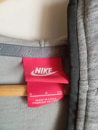 Chaqueta Nike gris con cremallera