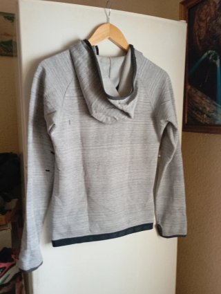Chaqueta Nike gris con cremallera