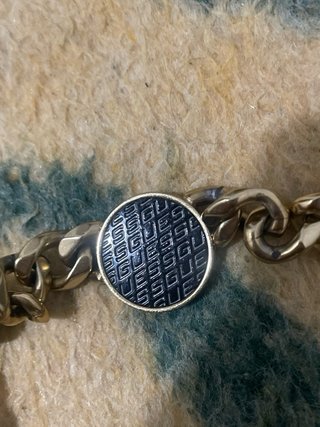 Cadena Guess Dorada con Círculo Negro