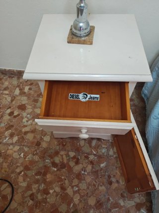 Mesita de noche de madera