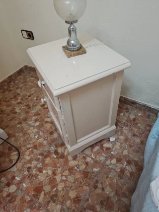 Mesita de noche de madera