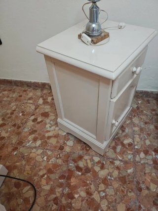 Mesita de noche de madera