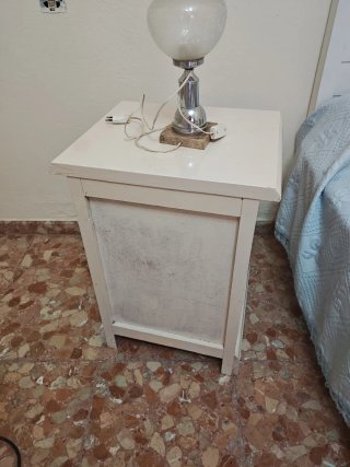 Mesita de noche de madera