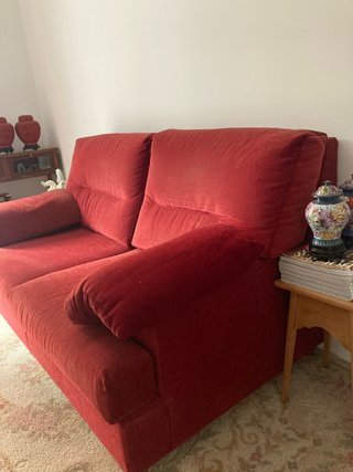 Sofá de terciopelo rojo