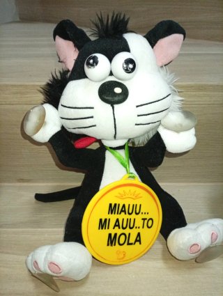 Peluche gato negro y blanco con medalla