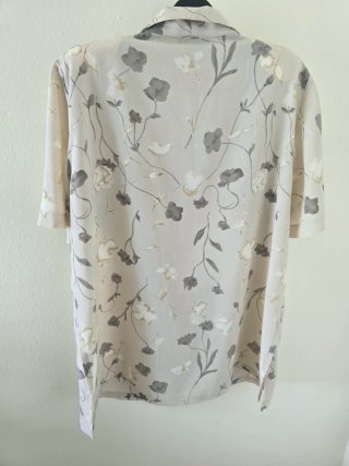 Blusa floral beige y gris