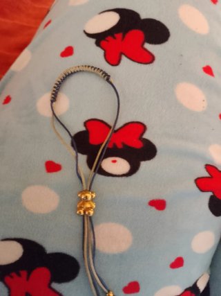Pulsera con charm de oso dorado
