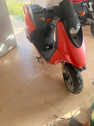 Derbi Hunter Scooter Roja y Negra