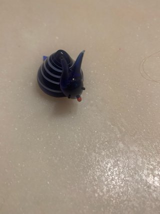 Caracol de cristal azul y blanco