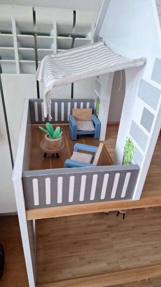 Casa de muñecas con piscina y muebles