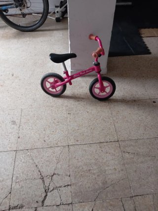 Bicicleta infantil rosa sin pedales