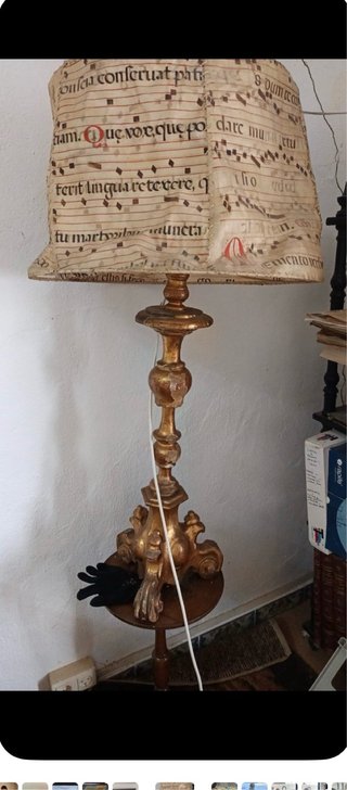 Lámpara de pie dorada antigua