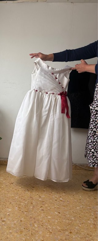Vestido de comunión blanco con detalles rojos