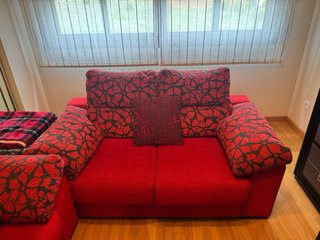 Sofá modular rojo con estampado