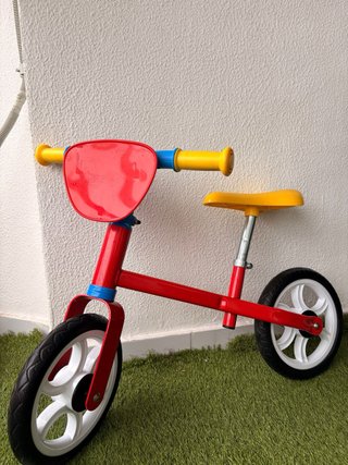 Bicicleta de equilibrio roja para niños