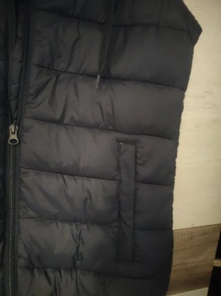 Chaleco azul con capucha