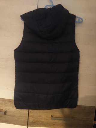 Chaleco azul con capucha