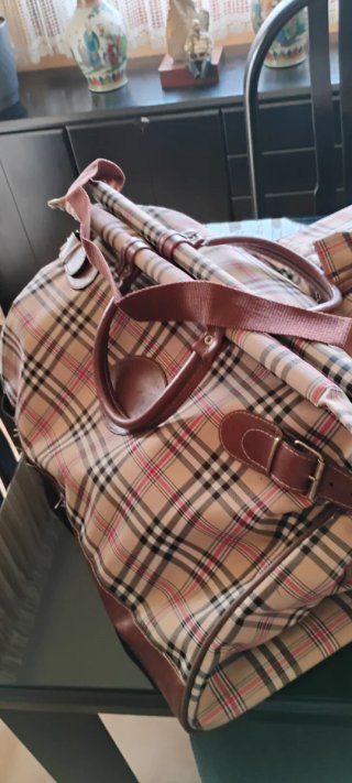 Due borse da viaggio a quadri tipo Burberry