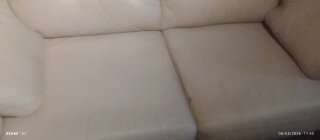 Sofá de piel beige uno está picado y el otro está