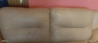 Sofá de piel beige uno está picado y el otro está